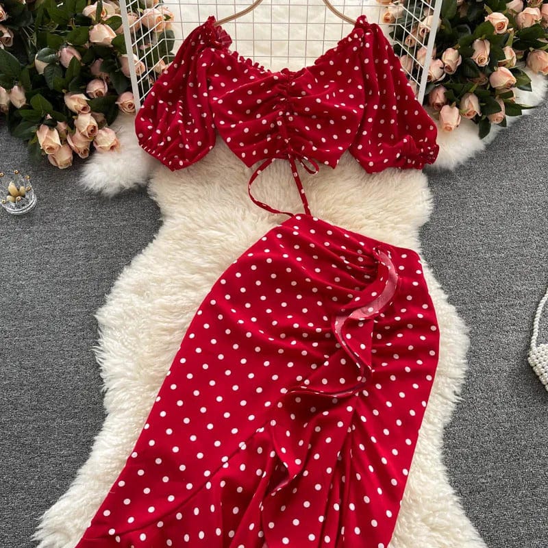 ELLAH - Kleid mit unregelmäßigen Rüschen und Polka Dot-Muster