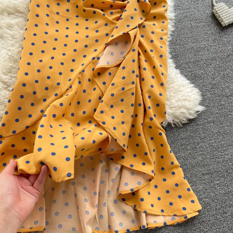 ELLAH - Kleid mit unregelmäßigen Rüschen und Polka Dot-Muster