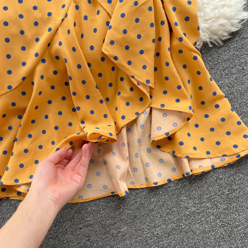 ELLAH - Kleid mit unregelmäßigen Rüschen und Polka Dot-Muster