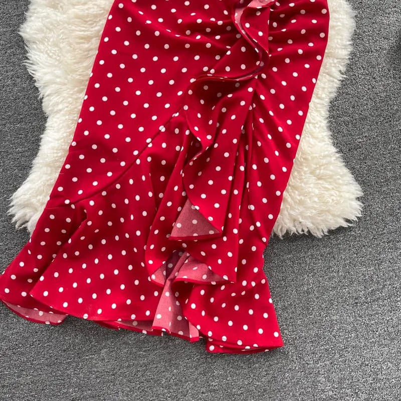 ELLAH - Kleid mit unregelmäßigen Rüschen und Polka Dot-Muster